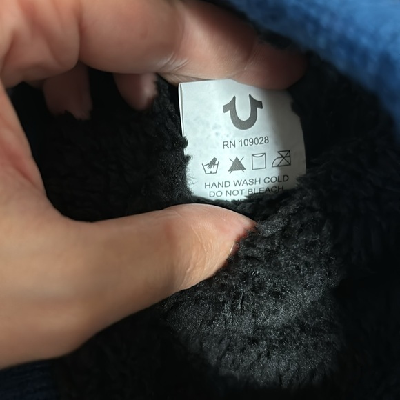 Bundle True religion -Two  hats & Two gloves - Picture 6 of 14